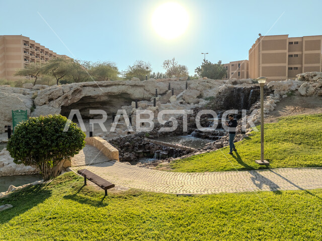 النمو والتطور والتقدم العمراني في المملكة، مراكز متطورة لتقديم الاهتمام والرعاية الصحية للمرضى، الفن الهندسي المعماري للمعالم المشهورة في السعودية، مركز أبحاث مستشفى الملك فيصل التخصصي في مدينة الرياض في النهار