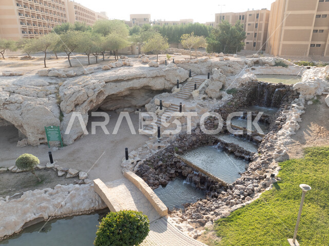 النمو والتطور والتقدم العمراني في المملكة، مراكز متطورة لتقديم الاهتمام والرعاية الصحية للمرضى، الفن الهندسي المعماري للمعالم المشهورة في السعودية، مركز أبحاث مستشفى الملك فيصل التخصصي في مدينة الرياض في النهار