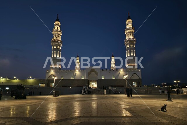 مقصد المسلمين من شتى أنحاء العالم, الساحة الخارجية لمسجد قباء في المدينة المنورة في الغروب، معالم و أماكن دينية مقدسة في المملكة العربية السعودية، العبادة والتقرب إلى الله، المآذن و القبب المضيئة، الفن الهندسي المعماري والديكورات الاسلامية على الطراز الحديث