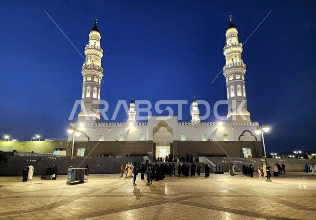 مقصد المسلمين من شتى أنحاء العالم, الساحة الخارجية لمسجد قباء في المدينة المنورة في الغروب، معالم و أماكن دينية مقدسة في المملكة العربية السعودية، العبادة والتقرب إلى الله، المآذن و القبب المضيئة، الفن الهندسي المعماري والديكورات الاسلامية على الطراز الحديث