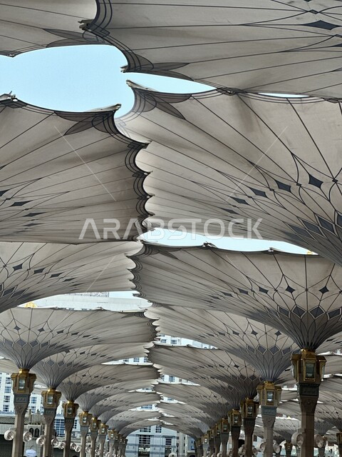 قدوم المسلمين من شتى أنحاء العالم لأداء الفرائض والعبادات, صورة مقربة للمظلات الالكترونية في ساحة الحرم النبوي الشريف في المدينة المنورة, معالم وأماكن دينية اسلامية مقدسة, الساحة الخارجية للمسجد النبوي في النهار