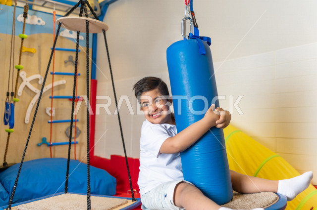 طفل سعودي في رياض الأطفال والحاضنات ، يقوم بالعديد من الأنشطة الممتعة والمختلفة ، طفل من ذوي الاحتياجات الخاصة ، مجموعة أنشطة فردية يقوم به الطفل من ذوي الهمم ، دمج ذوي الاحتياجات الخاصة في رياض الأطفال والحاضنات