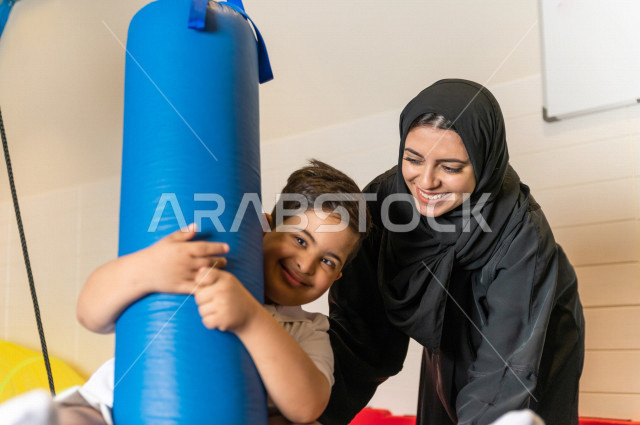 معلمة لرياض أطفال عربية سعودية ، تختص بالاعتناء بأطفال ذو احتياجات خاصة ، أداء لكثير من الأنشطة الممتعة لذوي الهمم ، دمج ذوي الاحتياجات الخاصة في رياض الأطفال والحاضنات