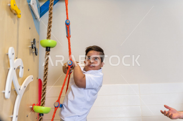 طفل سعودي في رياض الأطفال والحاضنات ، يقوم بالعديد من الأنشطة الممتعة والمختلفة ، طفل من ذوي الاحتياجات الخاصة ، مجموعة أنشطة فردية يقوم به الطفل من ذوي الهمم ، دمج ذوي الاحتياجات الخاصة في رياض الأطفال والحاضنات