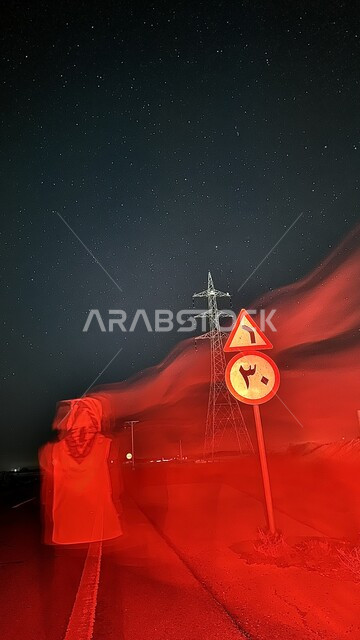 اللافتات واللوحات الارشادية في الطرقات الصحراوية، منظر مجرة درب التبانة في السماء والنجوم اللامعة في الليل، الجبال والقمم والمرتفعات في براري وبادية المملكة العربية السعودية