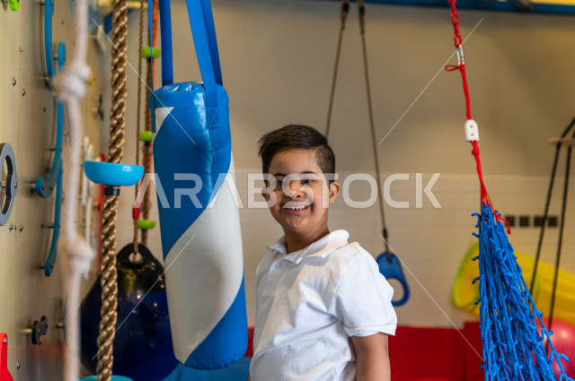 طفل سعودي في رياض الأطفال والحاضنات ، يقوم بالعديد من الأنشطة الممتعة والمختلفة ، طفل من ذوي الاحتياجات الخاصة ، مجموعة أنشطة فردية يقوم به الطفل من ذوي الهمم ، دمج ذوي الاحتياجات الخاصة في رياض الأطفال والحاضنات