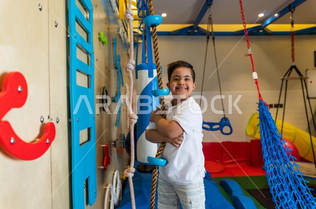 طفل سعودي في رياض الأطفال والحاضنات ، يقوم بالعديد من الأنشطة الممتعة والمختلفة ، طفل من ذوي الاحتياجات الخاصة ، مجموعة أنشطة فردية يقوم به الطفل من ذوي الهمم ، دمج ذوي الاحتياجات الخاصة في رياض الأطفال والحاضنات