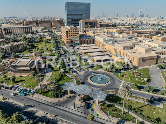 مباني متطورة لتقديم الخدمات والعناية الصحية للمرضى, التطور والتقدم العمراني في المملكة العربية السعودية، الفن الهندسي المعماري على الطراز الحديث والمتطور لبناء المنشآت والمراكز الطبية, صورة جوية لمركز أبحاث مستشفى الملك فيصل التخصصي في مدينة الرياض