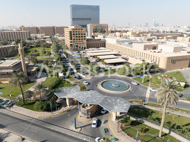 الفن الهندسي المعماري على الطراز الحديث والمتطور لبناء المنشآت والمراكز الطبية, صورة جوية لمركز أبحاث مستشفى الملك فيصل التخصصي في مدينة الرياض, مباني متطورة لتقديم الخدمات والعناية الصحية للمرضى, التطور والتقدم العمراني في المملكة العربية السعودية