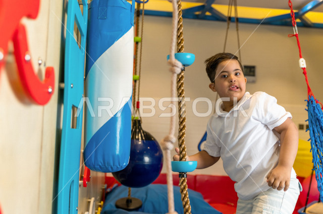 طفل سعودي في رياض الأطفال والحاضنات ، يقوم بالعديد من الأنشطة الممتعة والمختلفة ، طفل من ذوي الاحتياجات الخاصة ، مجموعة أنشطة فردية يقوم به الطفل من ذوي الهمم ، دمج ذوي الاحتياجات الخاصة في رياض الأطفال والحاضنات