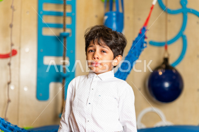 طفل سعودي في رياض الأطفال والحاضنات ، يقوم بالعديد من الأنشطة الممتعة والمختلفة ، طفل من ذوي الاحتياجات الخاصة ، مجموعة أنشطة فردية يقوم به الطفل من ذوي الهمم ، دمج ذوي الاحتياجات الخاصة في رياض الأطفال والحاضنات