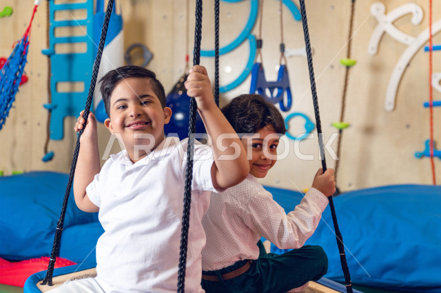 مجموعة من الأطفال  في رياض الأطفال والحاضنات ، يقومون بالعديد من الأنشطة الممتعة والمختلفة ، أطفال من ذوي الاحتياجات الخاصة ، مجموعة أنشطة متنوعة يقوم بها الأطفال من ذوي الهمم ، دمج ذوي الاحتياجات الخاصة في رياض الأطفال والحاضنات