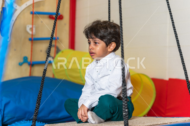 طفل سعودي في رياض الأطفال والحاضنات ، يقوم بالعديد من الأنشطة الممتعة والمختلفة ، طفل من ذوي الاحتياجات الخاصة ، مجموعة أنشطة فردية يقوم به الطفل من ذوي الهمم ، دمج ذوي الاحتياجات الخاصة في رياض الأطفال والحاضنات