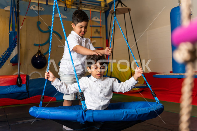 مجموعة من الأطفال  في رياض الأطفال والحاضنات ، يقومون بالعديد من الأنشطة الممتعة والمختلفة ، أطفال من ذوي الاحتياجات الخاصة ، مجموعة أنشطة متنوعة يقوم بها الأطفال من ذوي الهمم ، دمج ذوي الاحتياجات الخاصة في رياض الأطفال والحاضنات