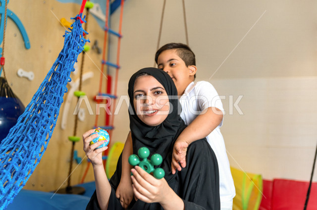 معلمة لرياض أطفال عربية سعودية ، تختص بالاعتناء بأطفال ذو احتياجات خاصة ، أداء لكثير من الأنشطة الممتعة لذوي الهمم ، دمج ذوي الاحتياجات الخاصة في رياض الأطفال والحاضنات