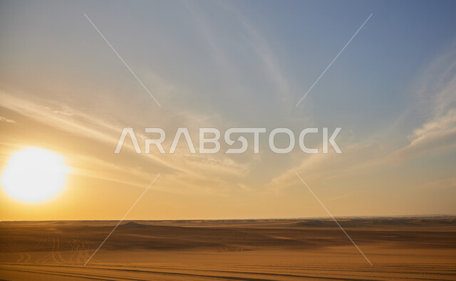 الكثبان الرملية في صحراء السعودية، الرمال الذهبية الناعمة، منظر السماء المليئة بالغيوم البيضاء في وقت الغروب، المناظر الطبيعية في الاماكن سياحية مشهورة، معالم اثرية تاريخية قديمة، جذب واستقطاب السائحين