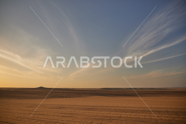 معالم اثرية تاريخية قديمة، الكثبان الرملية في صحراء السعودية، الرمال الذهبية الناعمة، منظر السماء المليئة بالغيوم البيضاء، المناظر الطبيعية في الاماكن سياحية مشهورة، جذب واستقطاب السائحين