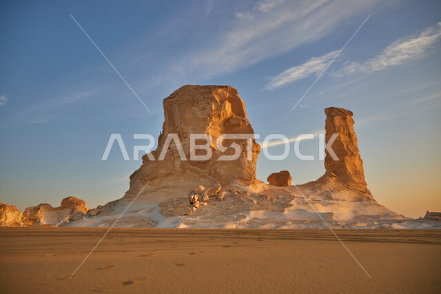 الرمال الذهبية الناعمة، التشكيلات والتكوينات الصخرية، المناظر الطبيعية في الاماكن سياحية مشهورة، معالم اثرية تاريخية قديمة، الكثبان الرملية في صحراء السعودية، جذب واستقطاب السائحين، القمم والمرتفعات الجبلية الطبيعية وسط البيئة الرمليه