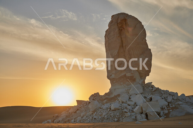 التشكيلات والتكوينات الصخرية، المناظر الطبيعية في الاماكن سياحية مشهورة، معالم اثرية تاريخية قديمة، الكثبان الرملية في صحراء السعودية في وقت الغروب، الرمال الذهبية الناعمة، جذب واستقطاب السائحين، القمم والمرتفعات الجبلية الطبيعية وسط البيئة الرمليه