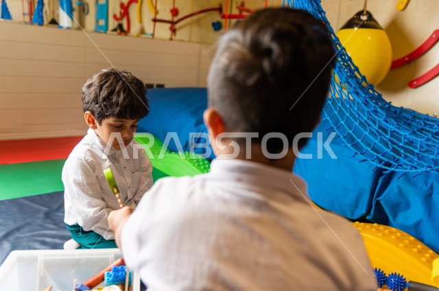 مجموعة من الأطفال  في رياض الأطفال والحاضنات ، يقومون بالعديد من الأنشطة الممتعة والمختلفة ، أطفال من ذوي الاحتياجات الخاصة ، مجموعة أنشطة متنوعة يقوم بها الأطفال من ذوي الهمم ، دمج ذوي الاحتياجات الخاصة في رياض الأطفال والحاضنات