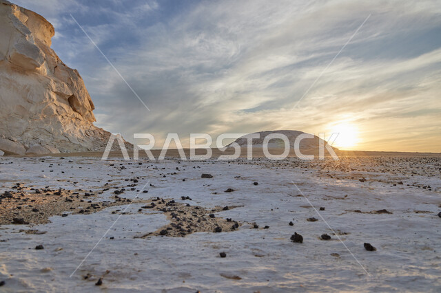 التكوينات والتشكيلات الصخرية صحراء السعودية، القمم والمرتفعات الجبلية الطبيعية وسط البيئة الرمليه، اندمج الرمال البيضاء والذهبية، معالم اثرية تاريخية قديمة، اماكن سياحية مشهورة، منظر السماء المليئة بالغيوم البيضاء، جذب واستقطاب السائحين