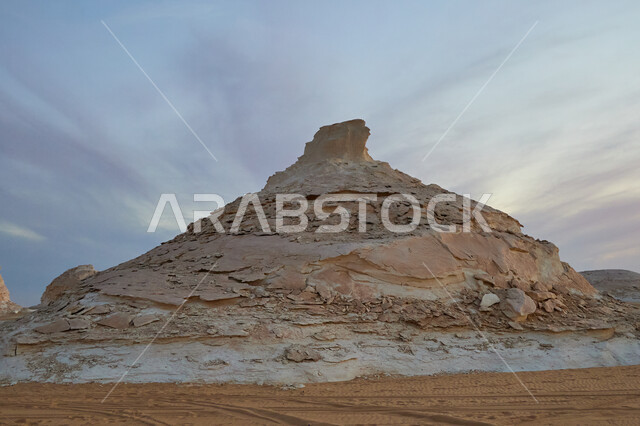 القمم والمرتفعات الجبلية الطبيعية وسط البيئة الرمليه، اندمج الرمال البيضاء والذهبية، معالم اثرية تاريخية قديمة، اماكن سياحية مشهورة، التكوينات والتشكيلات الصخرية صحراء السعودية، منظر السماء المليئة بالغيوم البيضاء، جذب واستقطاب السائحين