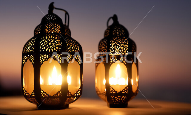 زينة وديكورات الاحتفال بالمناسبات والاعياد الدينية العربية، الاستعداد والتحضير لاستقبال شهر رمضان المبارك، فوانيس معدنية مزخرفة مضيئة باللون الذهبي، اضاءة وانوار تقليدية شعبية