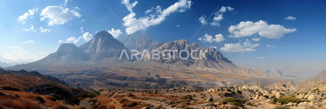  منظر الغيوم والسحب البيضاء في السماء فوق التضاريس الطبيعية والتكوينات والتشكلات الصخرية، صورة جوية لسلسلة جبال القارة في النهار، القمم والمرتفعات الجبلية في مدينة الاحساء، المعالم التاريخية الأثرية القديمة في المملكة العربية السعودية