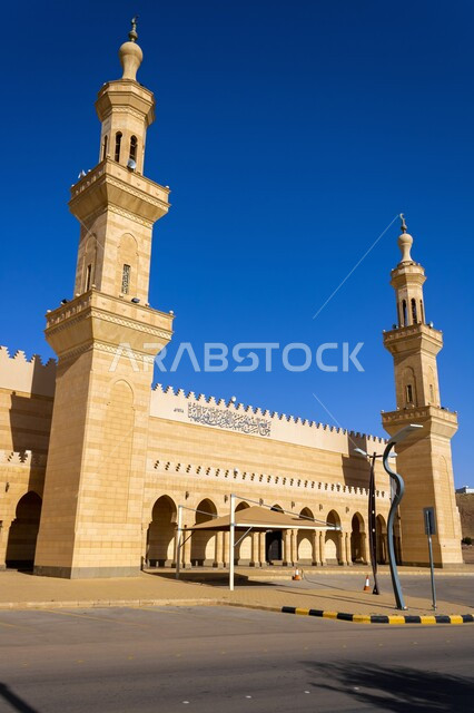 معالم وأماكن اسلامية مقدسة, نداء المسلمين لأداء الفرائض الدينية, الفن الهندسي المعماري على الطراز الاسلامي الحديث لمسجد المهنا الكبير في محافظة الشقراء في المملكة العربية السعودية في وقت النهار, مفهوم العبادة و التقرب الى الله تعالى