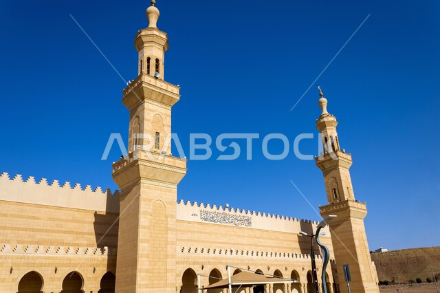 نداء المسلمين لأداء الفرائض الدينية, الفن الهندسي المعماري على الطراز الاسلامي الحديث, صورة مقربة لمآذن مسجد المهنا الكبير في محافظة الشقراء في المملكة العربية السعودية في وقت النهار, معالم وأماكن اسلامية مقدسة, مفهوم العبادة و التقرب الى الله تعالى