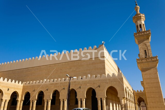 الفن الهندسي المعماري على الطراز الاسلامي الحديث, صورة مقربة لمآذن مسجد المهنا الكبير في محافظة الشقراء في المملكة العربية السعودية في وقت النهار, نداء المسلمين لأداء الفرائض الدينية, معالم وأماكن اسلامية مقدسة, مفهوم العبادة و التقرب الى الله تعالى
