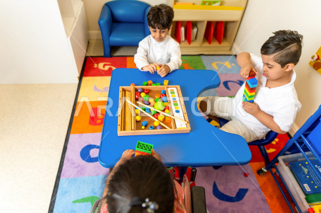 مجموعة من الأطفال  في رياض الأطفال والحاضنات ، يقومون بالعديد من الأنشطة الممتعة والمختلفة ، أطفال من ذوي الاحتياجات الخاصة ، مجموعة أنشطة متنوعة يقوم بها الأطفال من ذوي الهمم ، دمج ذوي الاحتياجات الخاصة في رياض الأطفال والحاضنات