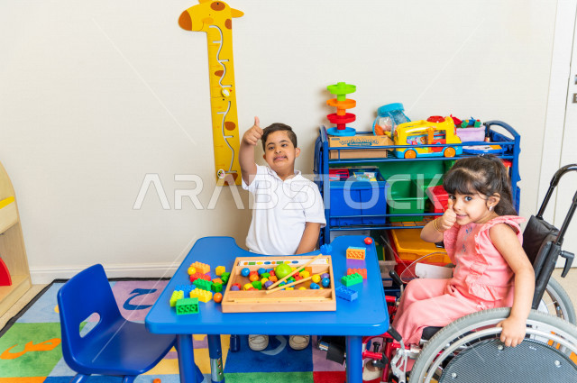 مجموعة من الأطفال  في رياض الأطفال والحاضنات ، يقومون بالعديد من الأنشطة الممتعة والمختلفة ، أطفال من ذوي الاحتياجات الخاصة ، مجموعة أنشطة متنوعة يقوم بها الأطفال من ذوي الهمم ، دمج ذوي الاحتياجات الخاصة في رياض الأطفال والحاضنات