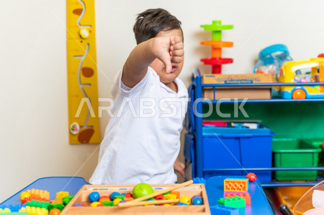 طفل سعودي في رياض الأطفال والحاضنات ، يقوم بالعديد من الأنشطة الممتعة والمختلفة ، طفل من ذوي الاحتياجات الخاصة ، مجموعة أنشطة فردية يقوم به الطفل من ذوي الهمم ، دمج ذوي الاحتياجات الخاصة في رياض الأطفال والحاضنات