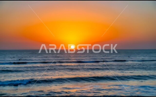 أماكن الرحلات السياحية وقضاء الوقت الممتع في الصيف, الاستمتاع بالمناظر الطبيعية في المملكة العربية السعودية, الأجواء البحرية الهادئة على الشواطئ الخليجية, منظر الشمس في السماء في النهار