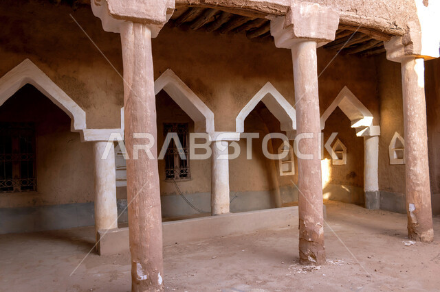مناطق الجذب السياحي من شتى أنحاء العالم, الآثار والحضارات التاريخية, المنشآت والبيوت المبنية على الطراز الطيني القديم في قرية أشيقر في محافظة شقراء, معالم وأماكن سياحية في المملكة العربية السعودية, القرى التراثية القديمة