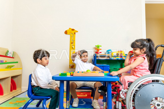 مجموعة من الأطفال  في رياض الأطفال والحاضنات ، يقومون بالعديد من الأنشطة الممتعة والمختلفة ، أطفال من ذوي الاحتياجات الخاصة ، مجموعة أنشطة متنوعة يقوم بها الأطفال من ذوي الهمم ، دمج ذوي الاحتياجات الخاصة في رياض الأطفال والحاضنات