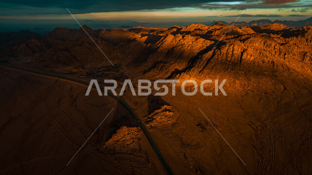 منظر الغيوم والسحب البيضاء في السماء اثناء شروق الشمس، الكثبان الرملية والمرتفعات الجبلية في قرية نفود الحفير في مدينة حائل، التضاريس والقمم والمرتفعات الجبلية في المملكة العربية السعودية ، الرمال الذهبية الناعمة في المناطق الصحراوية