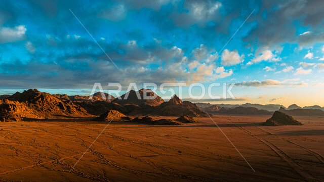 الرمال الذهبية الناعمة في المناطق الصحراوية, منظر الغيوم والسحب البيضاء في السماء اثناء شروق الشمس، الكثبان الرملية والمرتفعات الجبلية في قرية نفود الحفير في مدينة حائل، التضاريس والقمم والمرتفعات الجبلية في المملكة العربية السعودية 