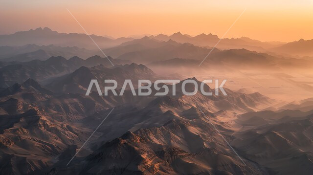  منظر الغيوم والسحب في السماء عند غروب الشمس فوق التضاريس الطبيعية والتكوينات والتشكلات الصخرية، صورة جوية لجبال تنومة في منطقة عسير، قمم ومرتفعات سلسلة السروات الجبلية، الأماكن والمناطق الطبيعية في المملكة العربية السعودية
