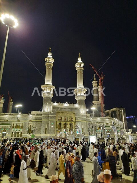  تجمع الحجاج والمعتمرين في الساحة الخارجية للحرم المكي الشريف في الليل، مقاصد واماكن لأداء العبادات والتقرب الى الله, معالم دينية اسلامية مقدسة في المملكة العربية السعودية، الفن الهندسي المعماري لمسجد الله الحرام في مكة مكرمة