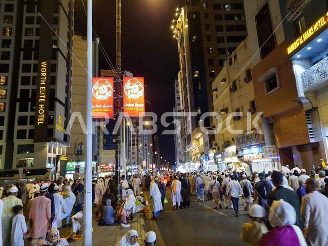 التصميم المعماري الفاخر للمباني والأبراج السكنيه, الشوارع والطرقات المعبده في الحرم المكي الشريف, تجمع الحجاج في طريق إبراهيم الخليل بالقرب من المسجد الحرام في الليل، الفنادق السياحيه الراقيه في مدينة مكة المكرمة