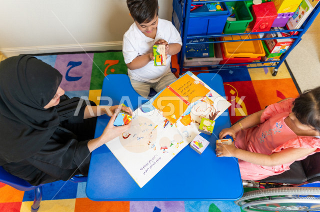 معلمة لرياض أطفال عربية سعودية ، تختص بالاعتناء بأطفال ذو احتياجات خاصة ، أداء لكثير من الأنشطة الممتعة لذوي الهمم ، دمج ذوي الاحتياجات الخاصة في رياض الأطفال والحاضنات