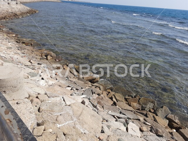 الصخور والاحجار امام شاطئ البحر الاحمر في منطقة الليث في النهار، السواحل والمناظر الطبيعية المائية في المدن السياحية، مناطق وأماكن طبيعية عائليه ترفيهيه، السواحل الشاطئية والواجهة البحرية في مدينة مكة المكرمة في المملكة العربية السعودية