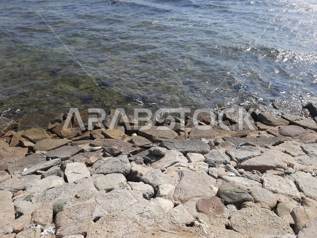 الصخور والاحجار امام شاطئ البحر الاحمر في منطقة الليث في النهار، السواحل والمناظر الطبيعية المائية في المدن السياحية، مناطق وأماكن طبيعية عائليه ترفيهيه، السواحل الشاطئية والواجهة البحرية في مدينة مكة المكرمة في المملكة العربية السعودية