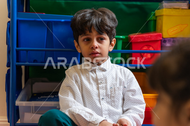 طفل سعودي في رياض الأطفال والحاضنات ، يقوم بالعديد من الأنشطة الممتعة والمختلفة ، طفل من ذوي الاحتياجات الخاصة ، مجموعة أنشطة فردية يقوم به الطفل من ذوي الهمم ، دمج ذوي الاحتياجات الخاصة في رياض الأطفال والحاضنات