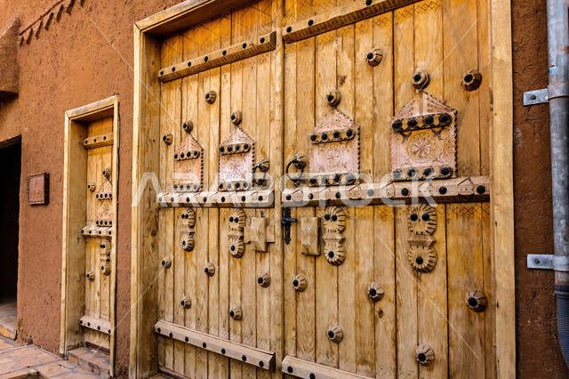 الفن الهندسي المعماري للمباني الطينية القديمة في قرية أشيقر في محافظة الشقراء، باب خشبي بتصميم معماري عربي قديم، البيوت الأثرية التاريخية في مدينة الرياض، أماكن سياحية تراثية مشهورة في السعودية