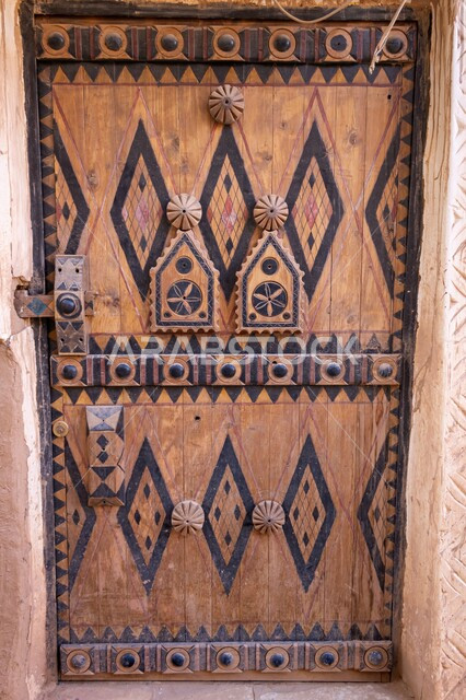 الفن الهندسي المعماري للمباني الطينية القديمة في قرية أشيقر في محافظة الشقراء، باب خشبي بتصميم معماري عربي قديم، البيوت الأثرية التاريخية في مدينة الرياض، أماكن سياحية تراثية مشهورة في السعودية