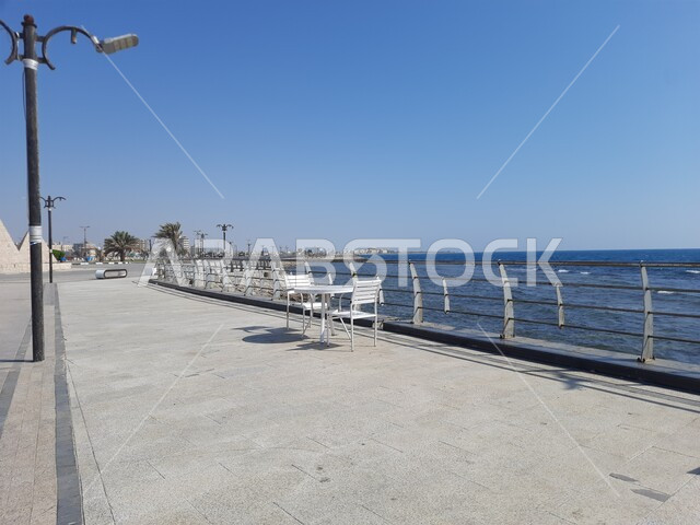 الواجهة البحرية على ساحل البحر الأحمر, أماكن الجلوس والاستمتاع بالمنظر البحري في النهار, مقصد الزوار من شتى أنحاء العالم, ممشى كورنيش مدينة الليث في مكة المكرمة, معالم سياحية طبيعية مشهورة في المملكة العربية السعودية