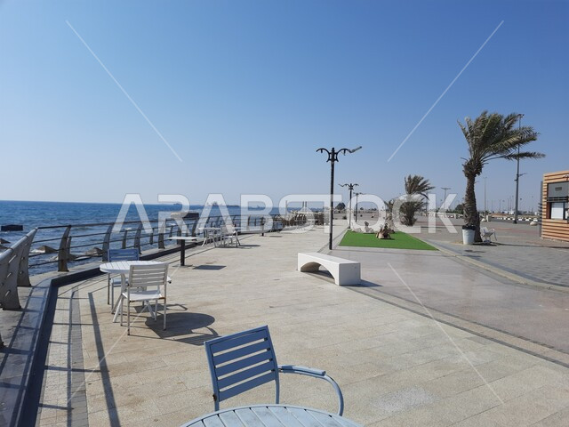 أماكن الجلوس والاستمتاع بالمنظر البحري في النهار, مقصد الزوار من شتى أنحاء العالم, ممشى كورنيش مدينة الليث في مكة المكرمة, معالم سياحية طبيعية مشهورة في المملكة العربية السعودية, الواجهة البحرية على ساحل البحر الأحمر